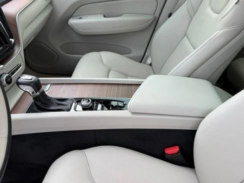 Used 2021 Volvo XC60 T5 Momentum FWD image 23