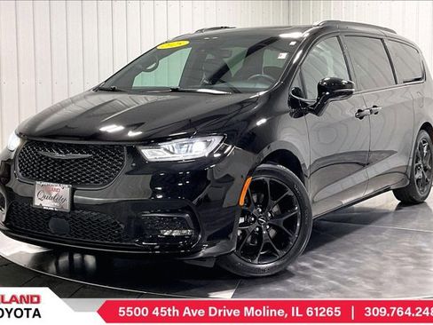 Used 2025 Chrysler Pacifica Limited FWD image 1
