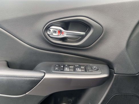 Used 2019 Jeep Cherokee Latitude Plus image 17