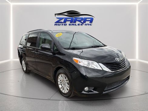 Used 2017 Toyota Sienna XLE w/ XLE Navigation Package FWD image 9
