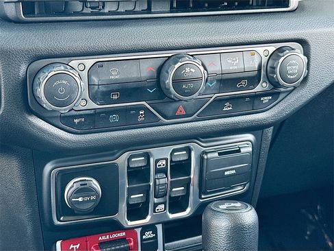 Used 2024 Jeep Wrangler Unlimited image 15