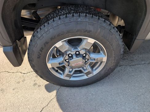 Used 2025 GMC Sierra 2500 SLE w/ SLE Value Package; image 9