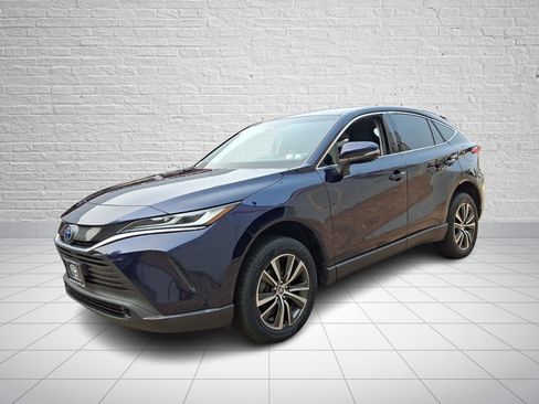 Used 2023 Toyota Venza LE AWD/4WD image 3
