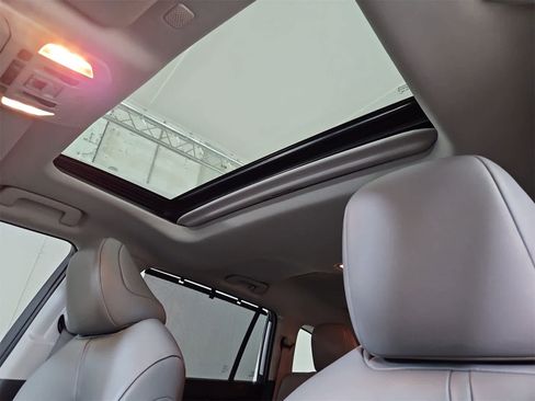 Used 2022 Toyota Highlander XLE image 19