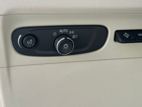 Used 2022 Buick Envision Avenir w/ Technology Package II image 18