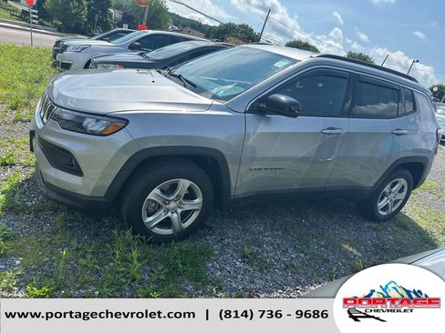 Used 2024 Jeep Compass Latitude w/ Convenience Group AWD/4WD image 2