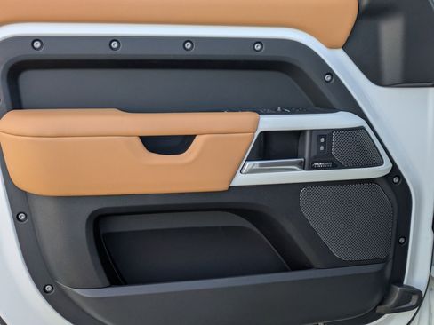 Used 2023 Land Rover Defender 110 SE image 9