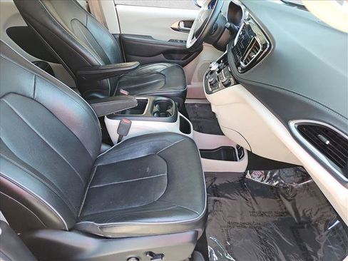 Used 2018 Chrysler Pacifica Limited FWD image 28