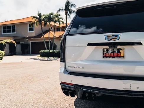 Used 2025 Cadillac Escalade ESV V AWD/4WD image 8
