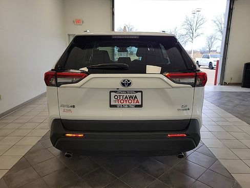 Used 2024 Toyota RAV4 LE AWD/4WD image 6