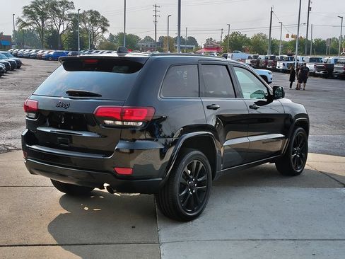 Used 2018 Jeep Grand Cherokee Altitude AWD/4WD image 17