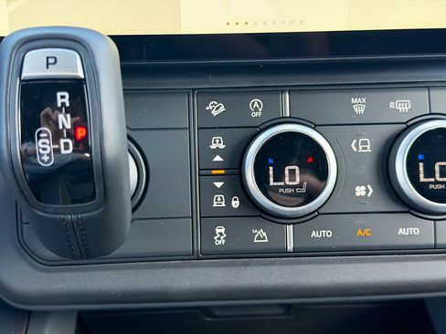 New 2026 Land Rover Defender 110 X-Dynamic SE AWD/4WD image 30