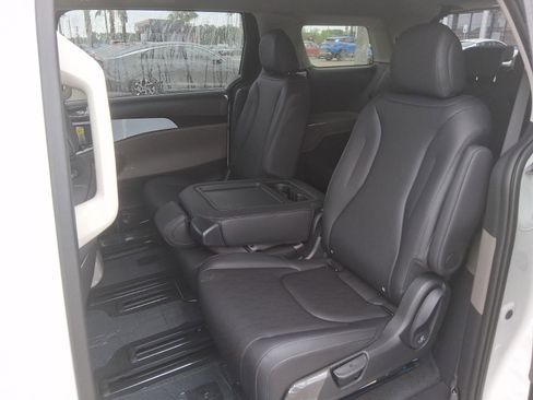 New 2026 Kia Carnival FWD image 17