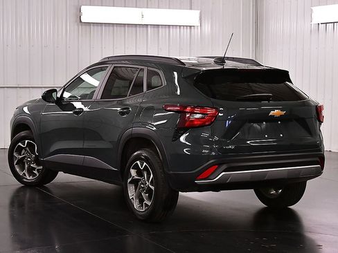 Used 2025 Chevrolet Trax LT w/ Driver Confidence Package image 5