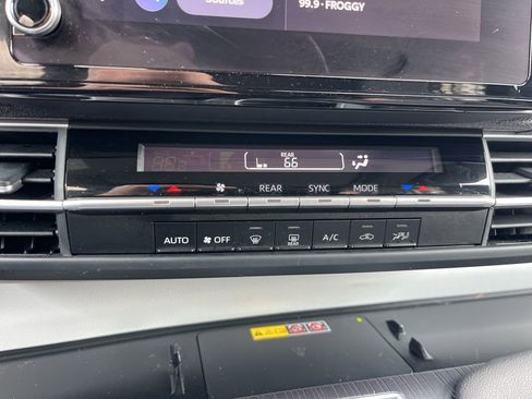 Used 2025 Toyota Sienna LE w/ LE Plus Package image 12