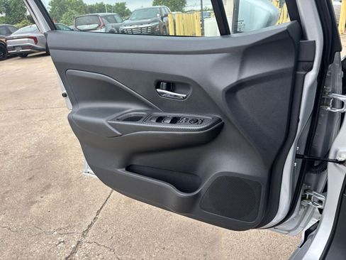 Used 2025 Nissan Versa SV FWD image 18