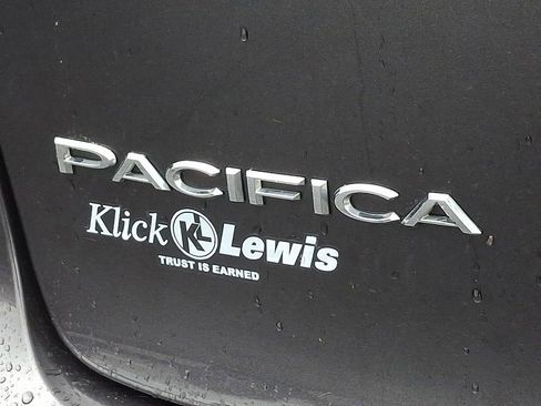 Used 2023 Chrysler Pacifica Touring-L FWD image 31