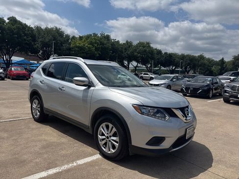 Used 2016 Nissan Rogue SV FWD image 2
