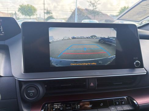 Used 2023 Toyota Prius Prime Premium FWD image 7