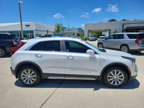 Used 2020 Cadillac XT4 Premium Luxury w/ Enhanced Visibility Package FWD image 3
