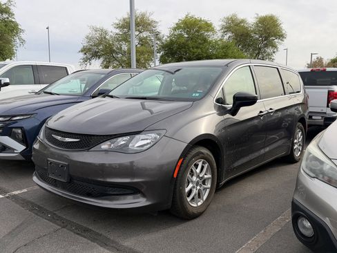 Used 2023 Chrysler Voyager LX image 5