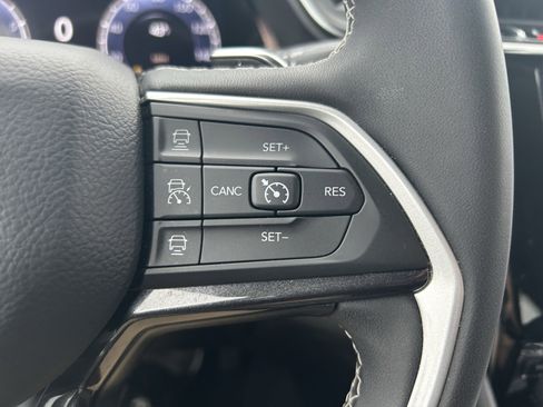 Used 2023 Jeep Grand Cherokee Laredo image 17