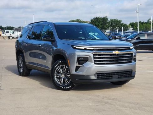 Used 2024 Chevrolet Traverse LT FWD image 2