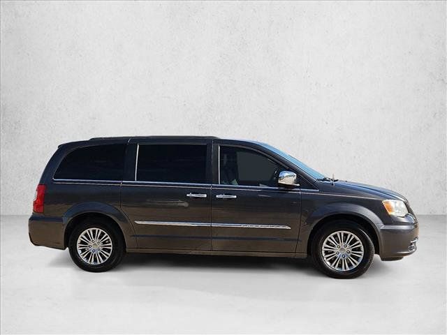 Used 2015 Chrysler Town & Country Touring-L w/ Driver Convenience Group FWD image 4