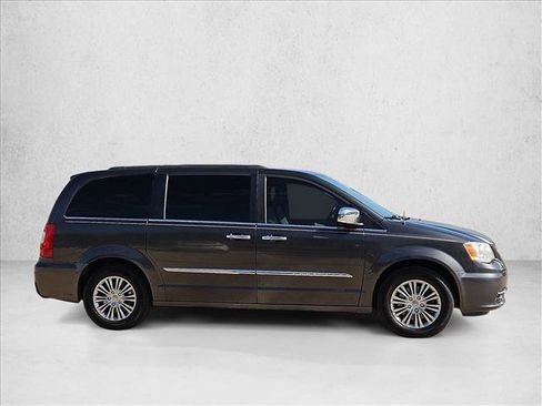 Used 2015 Chrysler Town & Country Touring-L w/ Driver Convenience Group FWD image 4
