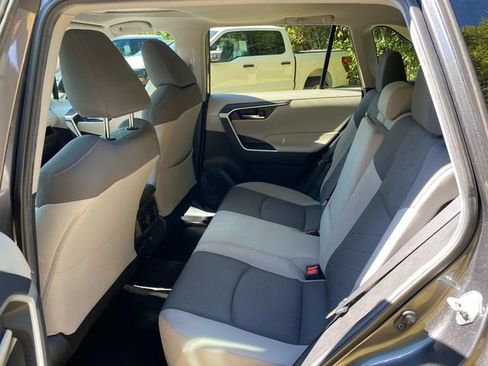 Used 2021 Toyota RAV4 XLE w/ Convenience Package FWD image 9