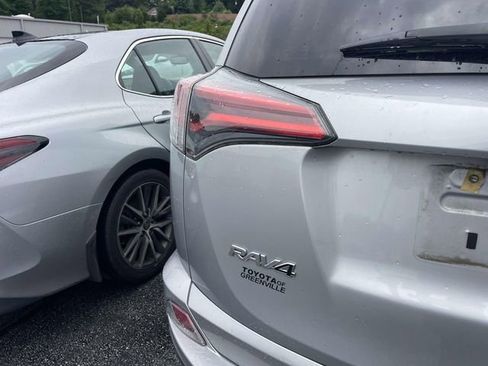 Used 2018 Toyota RAV4 LE FWD image 11