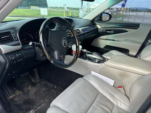 Used 2013 Lexus LS 460 w/ Comfort Pkg RWD image 5
