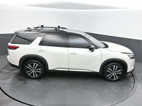 Used 2024 Nissan Pathfinder Platinum image 40