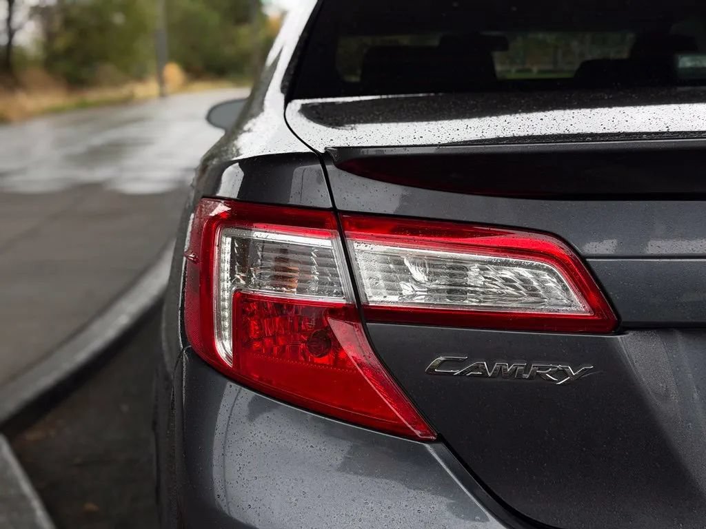 Used 2012 Toyota Camry SE FWD image 16