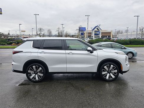 New 2026 Mitsubishi Outlander SE image 4