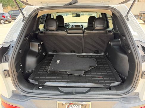 Used 2018 Jeep Cherokee Latitude Plus FWD image 26