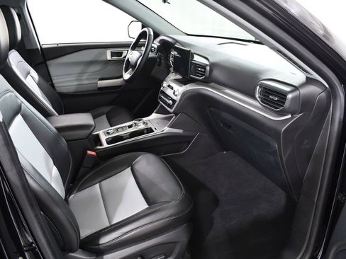 Used 2022 Ford Explorer XLT w/ Equipment Group 202A image 10
