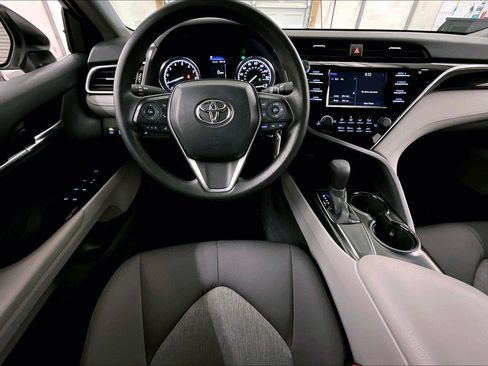 Used 2018 Toyota Camry LE image 5