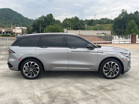 Used 2024 Lincoln Nautilus Reserve w/ Equipment Group 202A AWD/4WD image 2