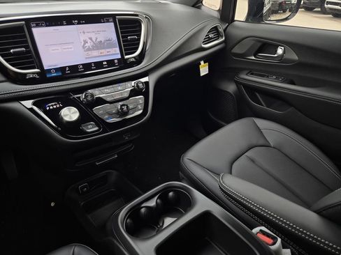 New 2026 Chrysler Pacifica Select w/ S Appearance Package FWD image 16
