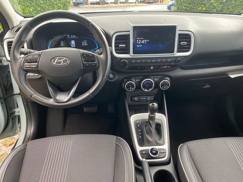 Used 2025 Hyundai Venue Limited FWD image 12
