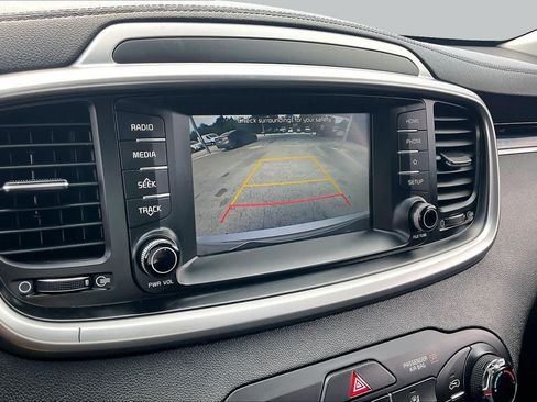 Used 2020 Kia Sorento LX FWD image 25