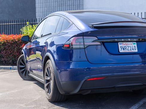 Used 2024 Tesla Model X Standard Sport Utility 4D image 3