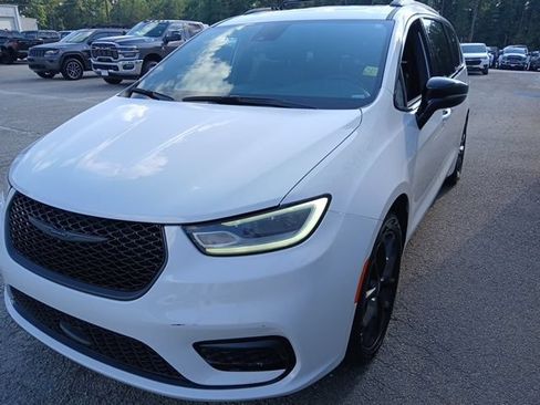 Used 2025 Chrysler Pacifica Limited FWD image 6