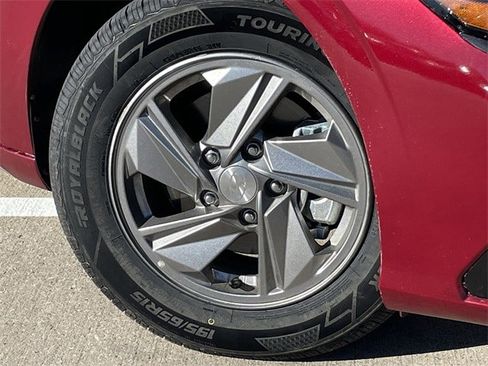 Used 2025 Hyundai Elantra SE image 8