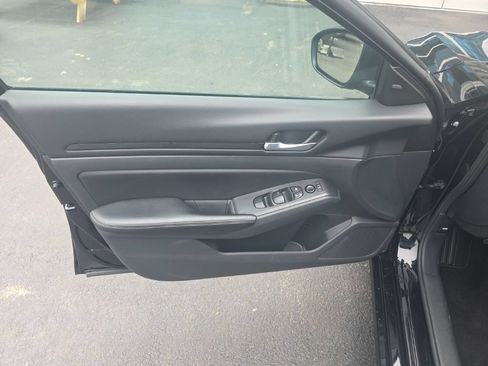 Used 2025 Nissan Altima 2.5 SV FWD image 12