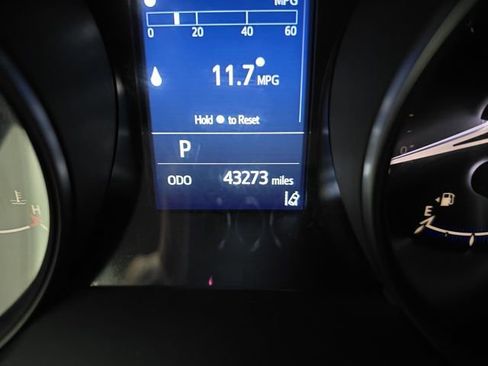 Used 2022 Toyota C-HR XLE image 16