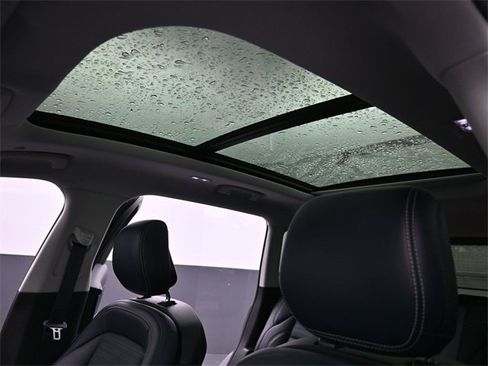 Used 2024 Lincoln Nautilus Reserve w/ Equipment Group 202A image 17