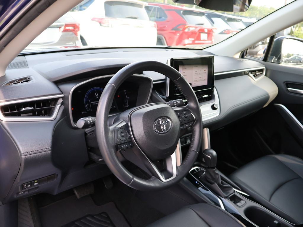 Used 2024 Toyota Corolla Cross XLE w/ Convenience Package FWD image 17