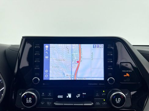 Used 2022 Toyota Highlander XLE FWD image 23